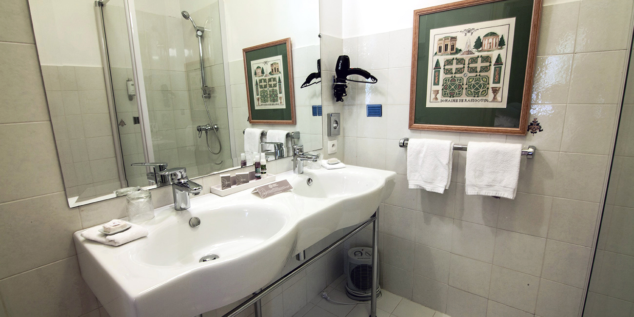 Chambre3-Domaine-de-Rasigous-badkamer-1