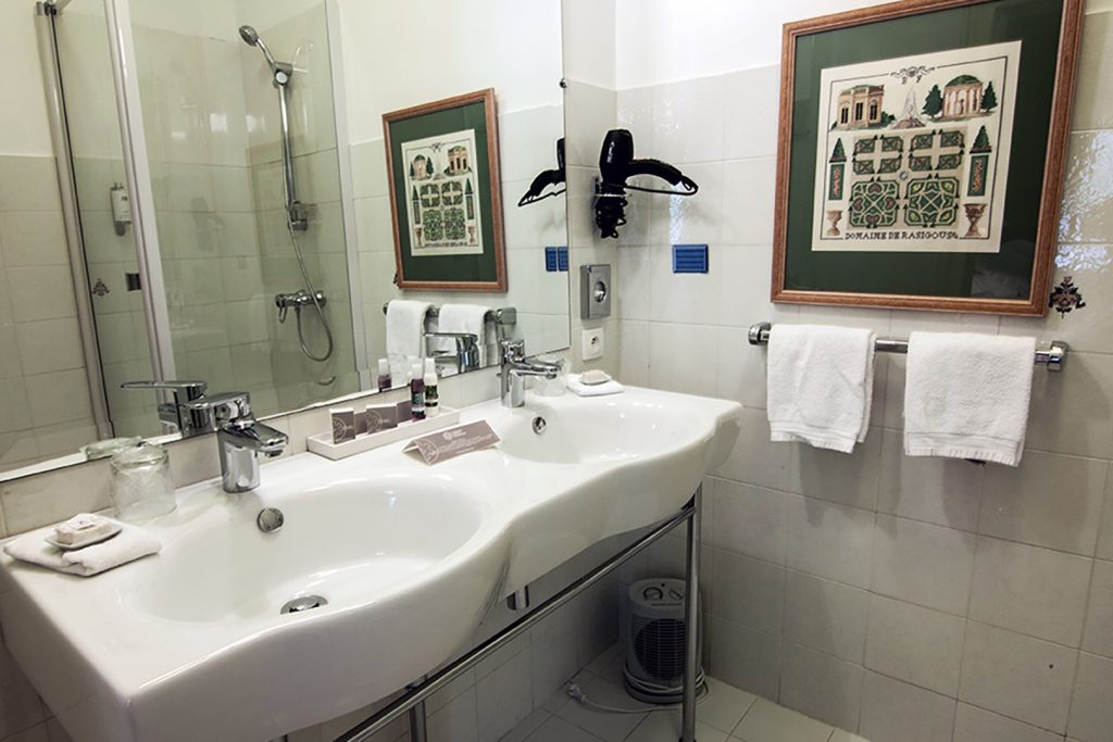 chambre3 domaine de rasigous badkamer